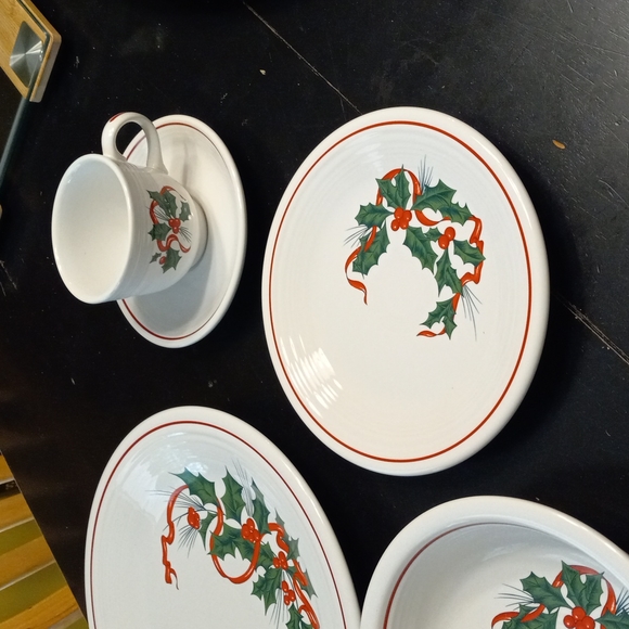 Fiesta Holly and Ribbon 5pc Set - Picture 3 of 4